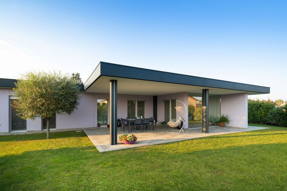 Casa in Legno in stile Moderno: UNA RAFFINATA VILLA IN LEGNO 