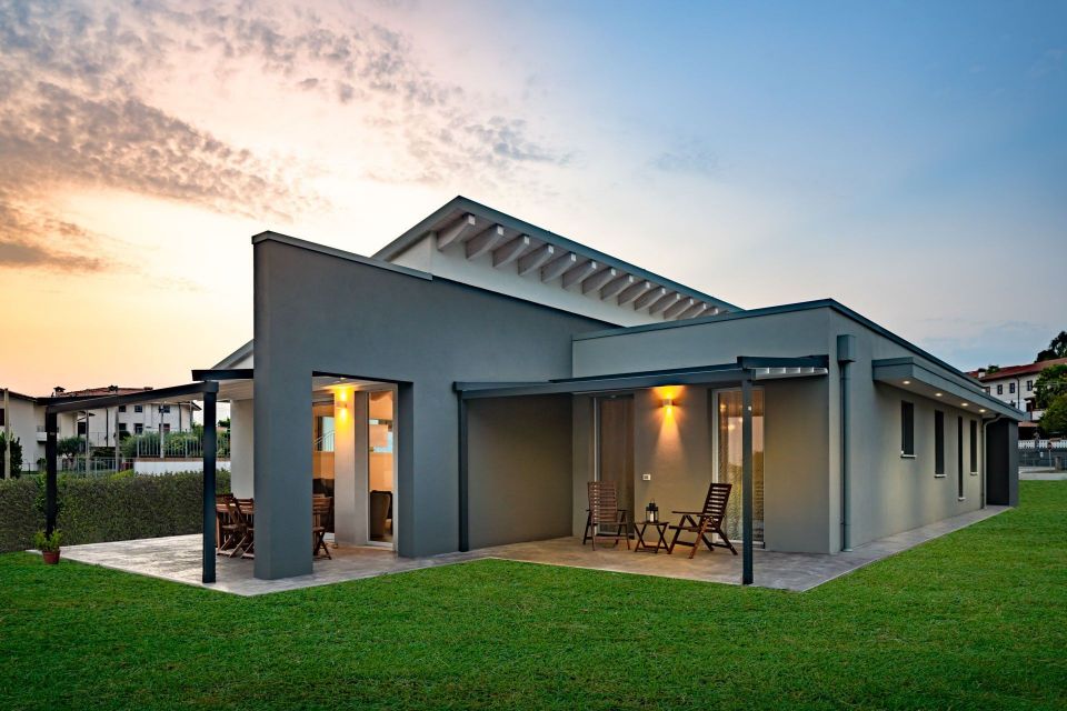 Casa in Legno in stile Moderno: UNA LUMINOSA CASA  PREFABBRICATA 