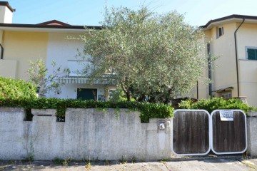 Villa bifamiliare Fiumetto V364