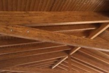 Realizzazione Tetto in Legno Copertura Sala Convegni - sistema capriate di Nuove Architetture Case in legno srl