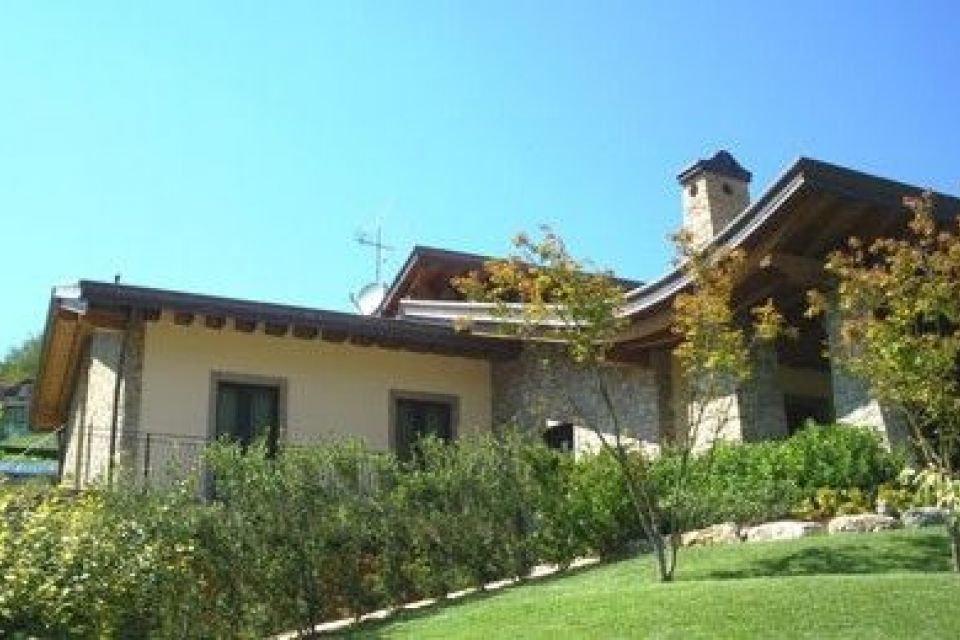 Casa in Legno in stile Moderno: Casa Garda provincia di Bergamo legno lamellare certificato FSC PEFC