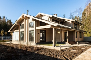 Casetta di Legno struttura in travi di legno lamellare (abete, larice e cedro siberiano) di HEALTHY LIFE HOUSES & WHEELS HOUSES