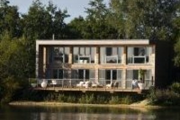Modello Casa in Legno VILLAGGIO RESIDENZIALE  di 160 CASE  - Dintorni di LONDRA di RIKO-HISE srl - Arch. Daniele Bonzi