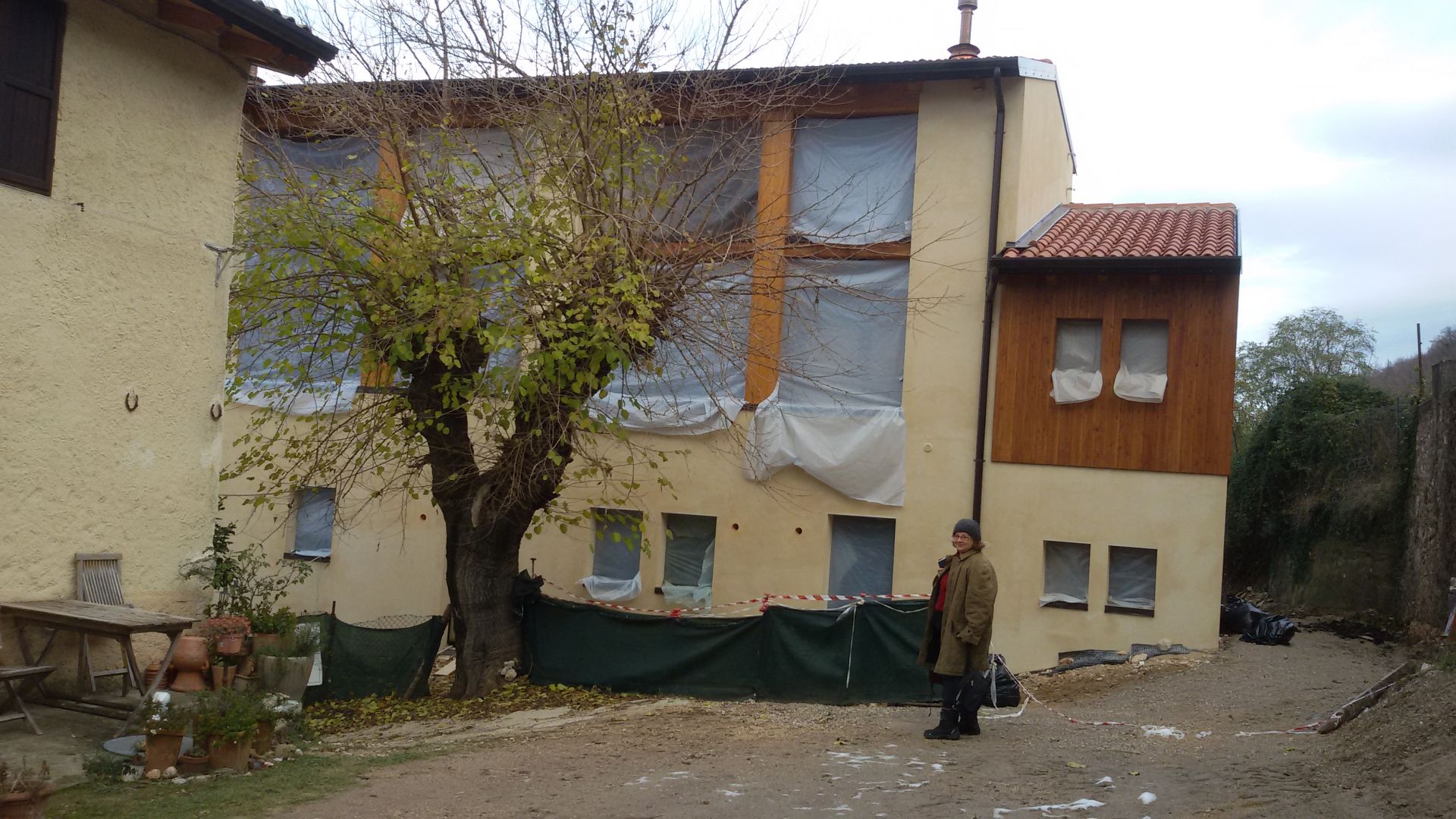 Ampliamento e trasformazione di edificio rurale in abitazione a Torri del Benaco (VR).  realizzato da Architetto Paolo Righetti, Assistenza tecnica a Negrar