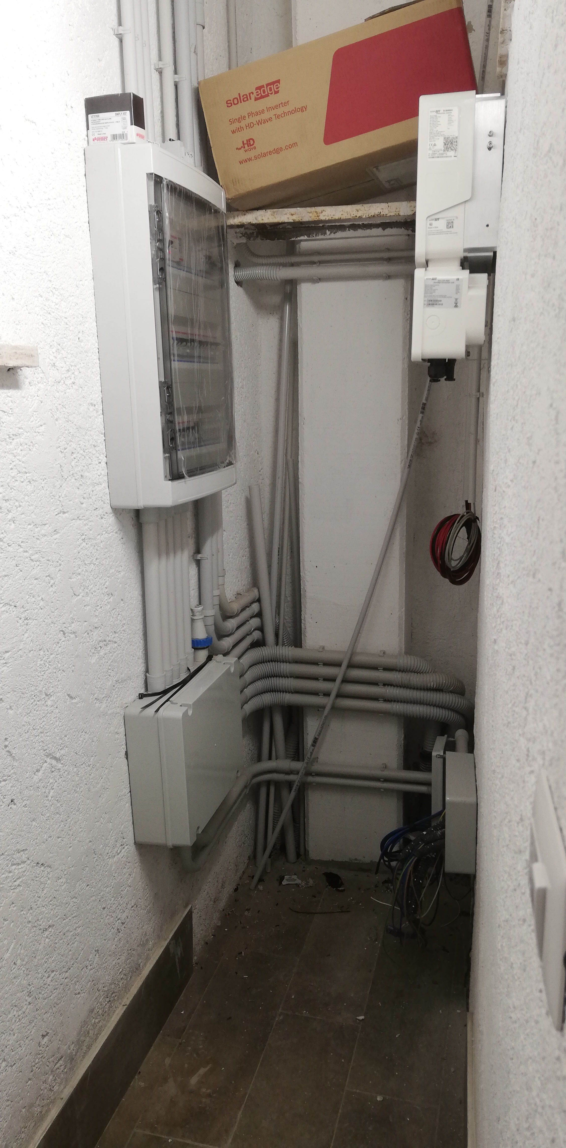 Impianto FV 8,4 Kwp, tetto a falda realizzato da BOSS IMPIANTI TECNOLOGICI snc, a Fabrica di Roma