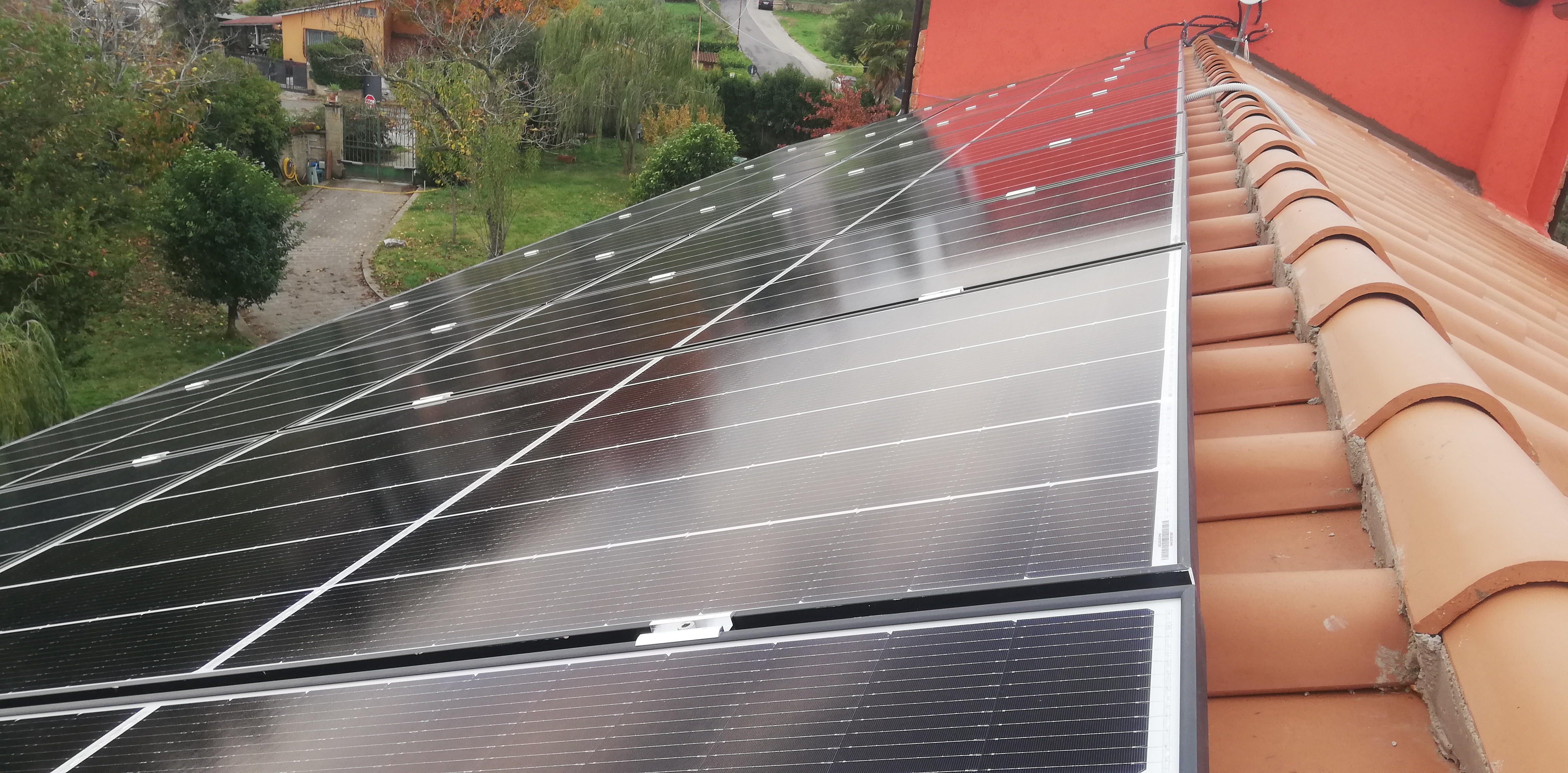 Impianto FV 8,4 Kwp, tetto a falda realizzato da BOSS IMPIANTI TECNOLOGICI snc, a Fabrica di Roma