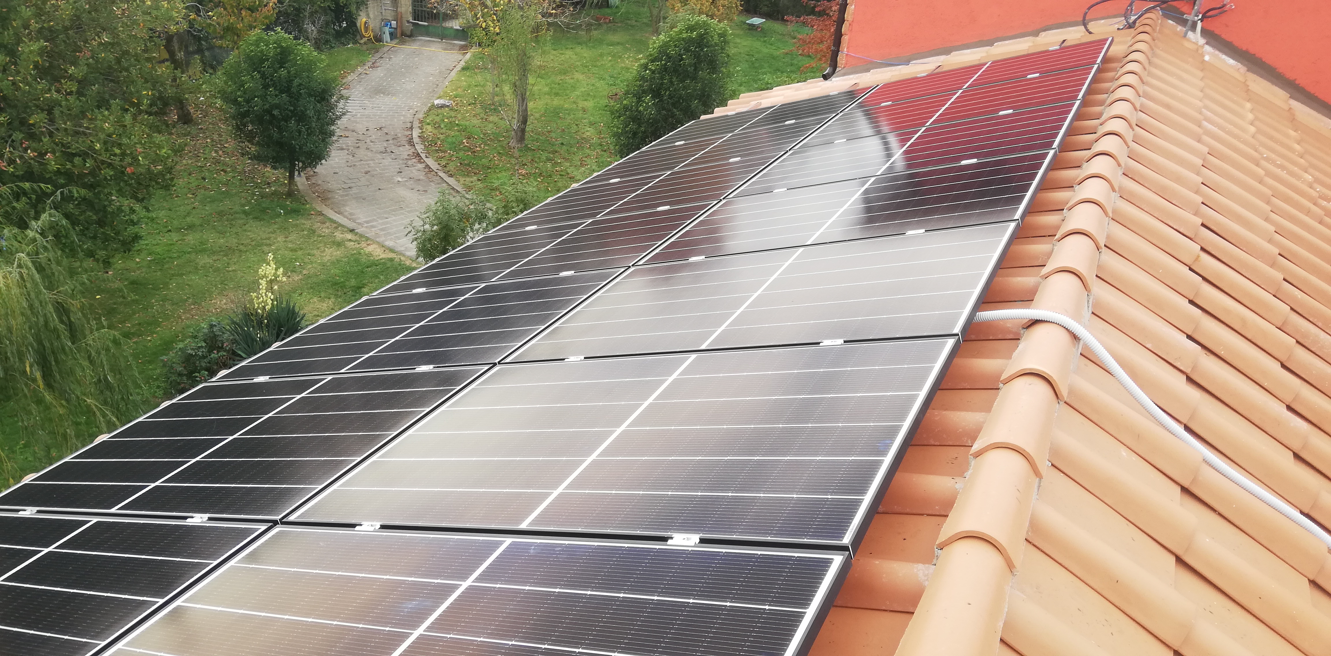 Impianto FV 8,4 Kwp, tetto a falda realizzato da BOSS IMPIANTI TECNOLOGICI snc, a Fabrica di Roma