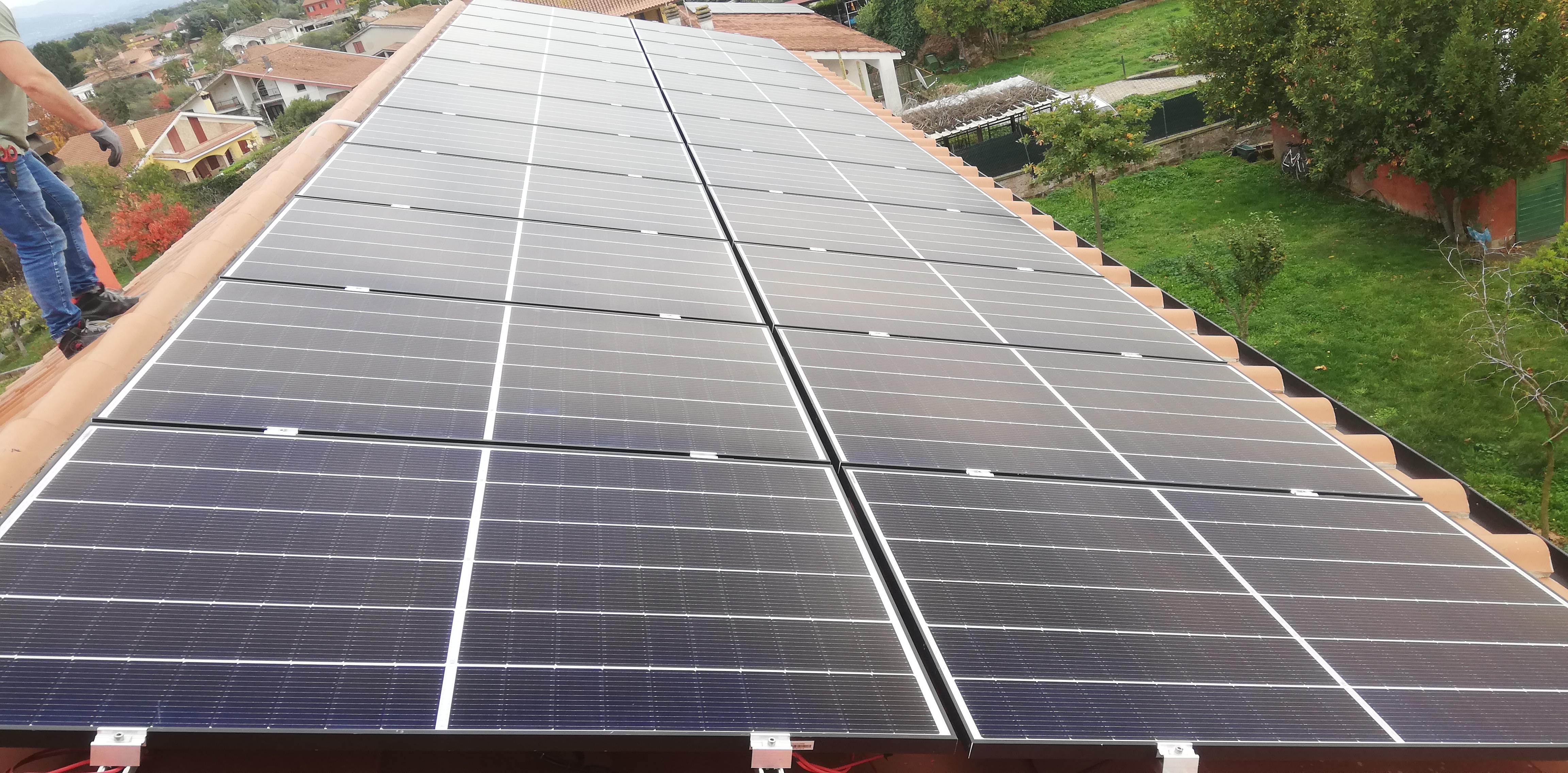 Impianto FV 8,4 Kwp, tetto a falda realizzato da BOSS IMPIANTI TECNOLOGICI snc, a Fabrica di Roma