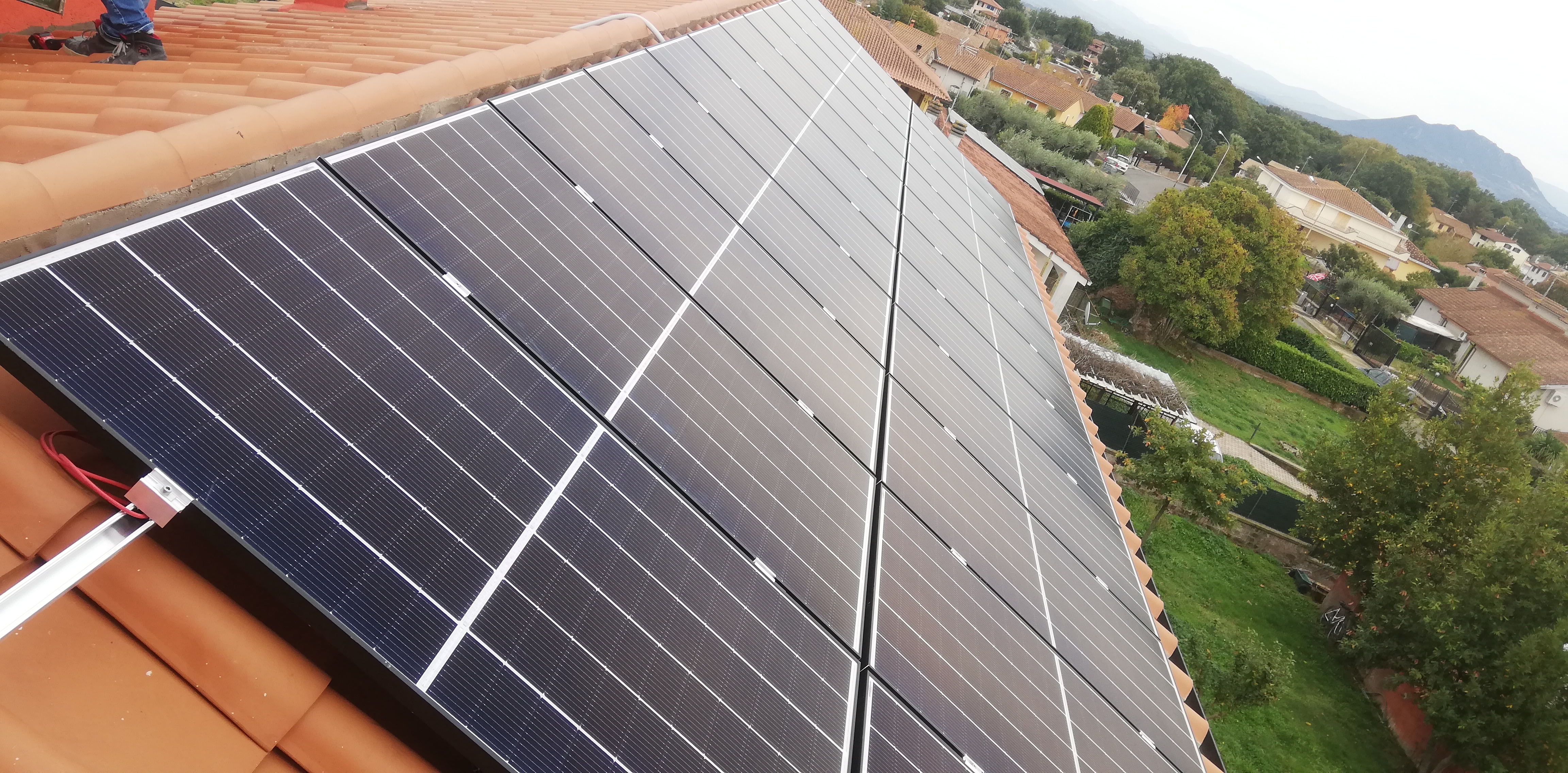 Impianto FV 8,4 Kwp, tetto a falda realizzato da BOSS IMPIANTI TECNOLOGICI snc, a Fabrica di Roma