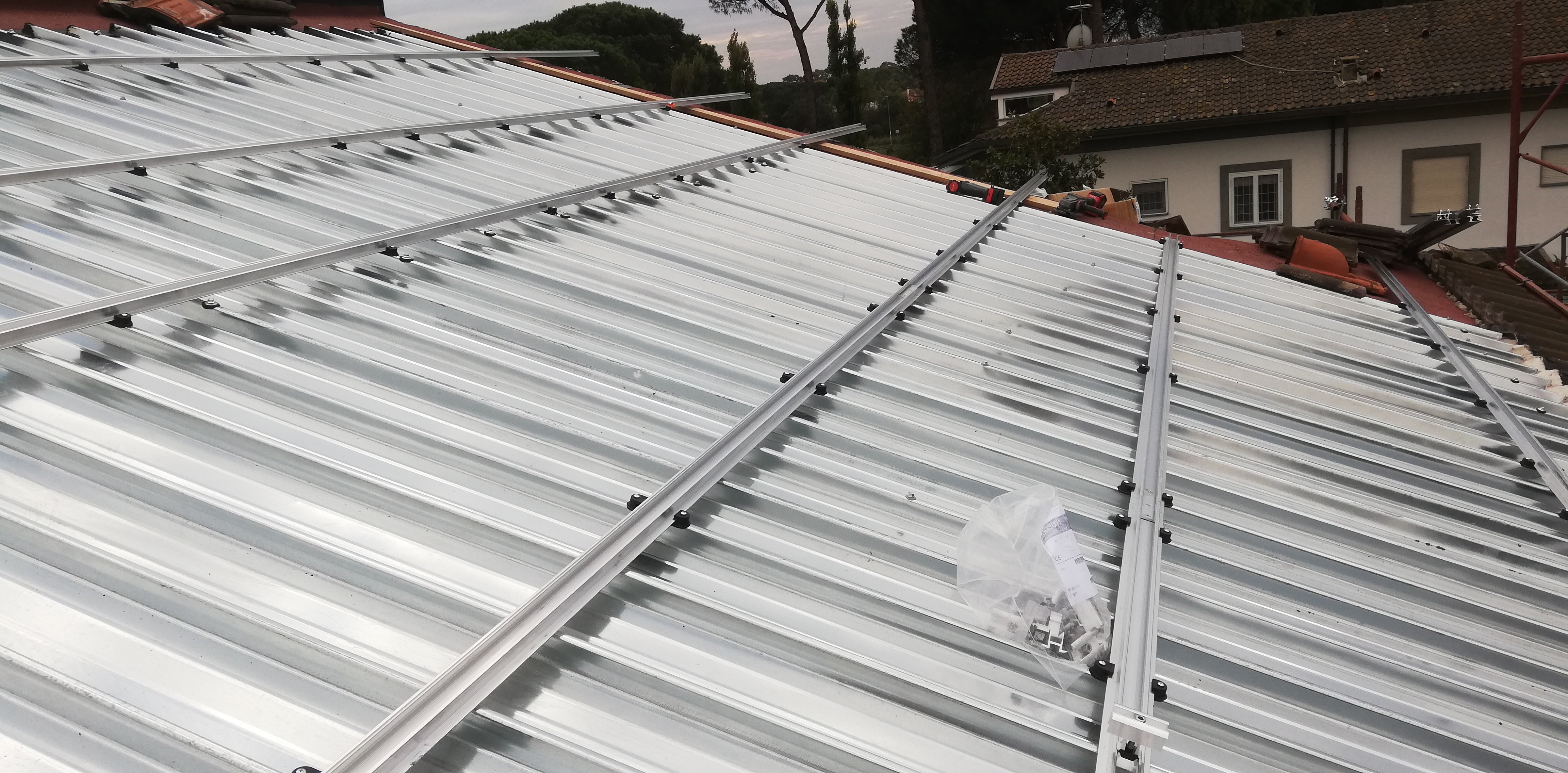 Impianto FV 8,4 Kwp, con accumulo, integrato su doppia falda realizzato da BOSS IMPIANTI TECNOLOGICI snc, a Fabrica di Roma