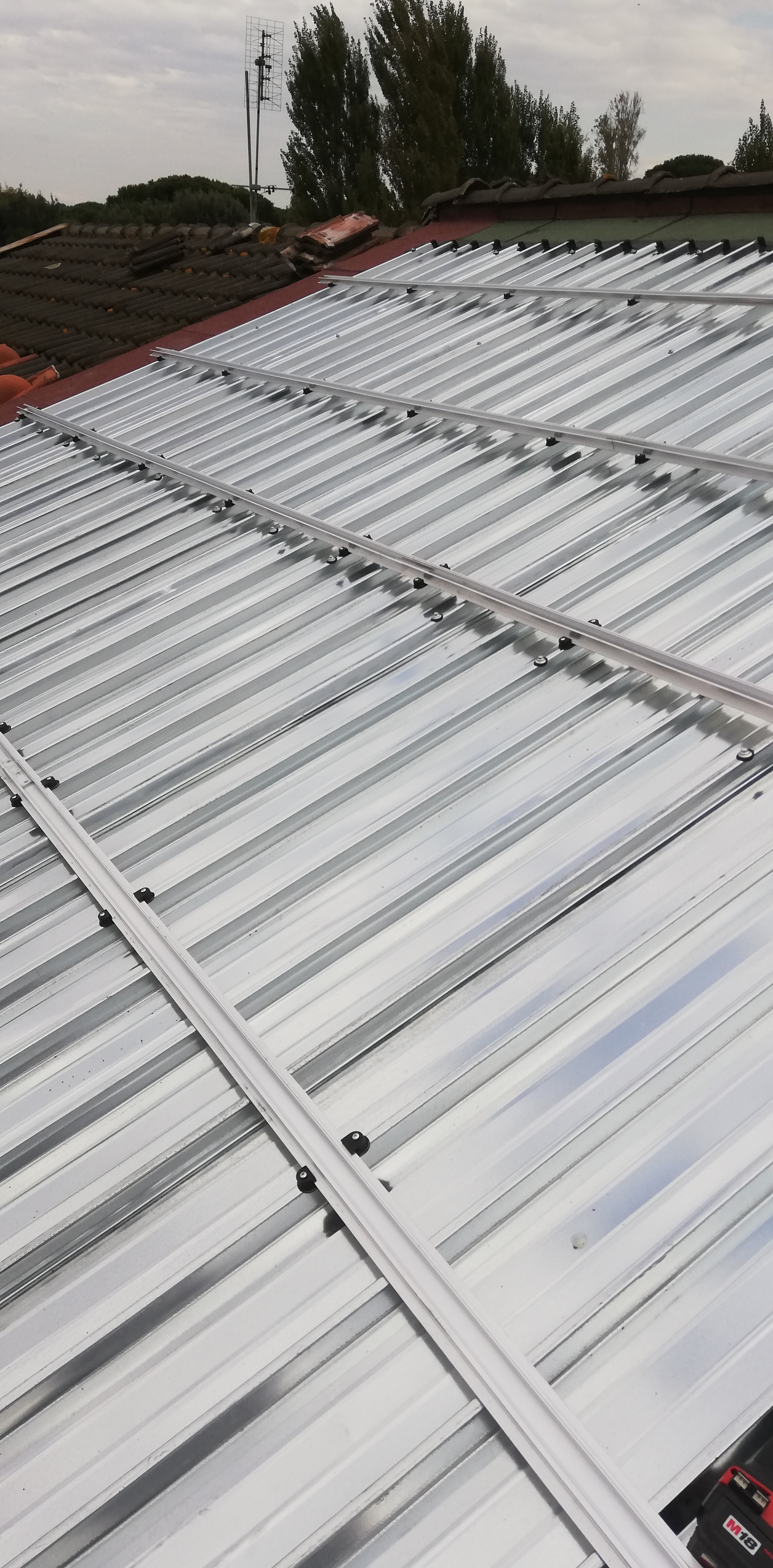 Impianto FV 8,4 Kwp, con accumulo, integrato su doppia falda realizzato da BOSS IMPIANTI TECNOLOGICI snc, a Fabrica di Roma