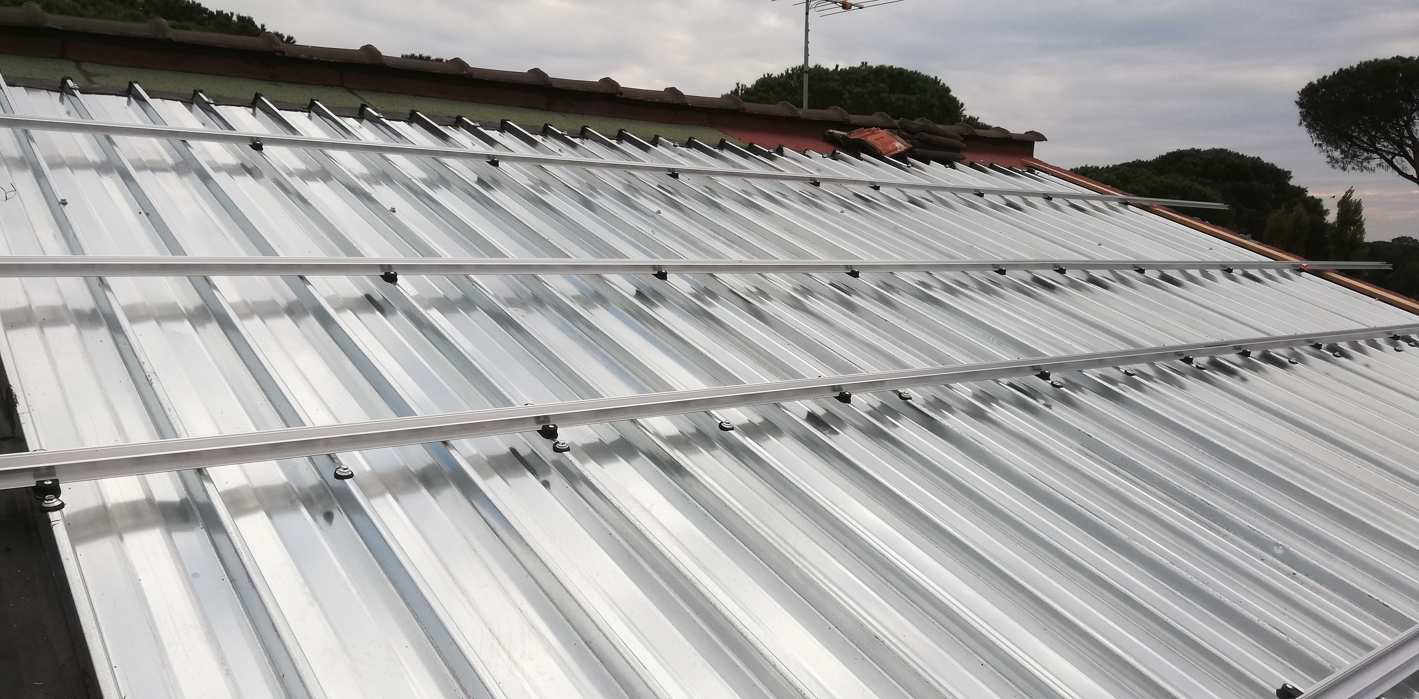 Impianto FV 8,4 Kwp, con accumulo, integrato su doppia falda realizzato da BOSS IMPIANTI TECNOLOGICI snc, a Fabrica di Roma