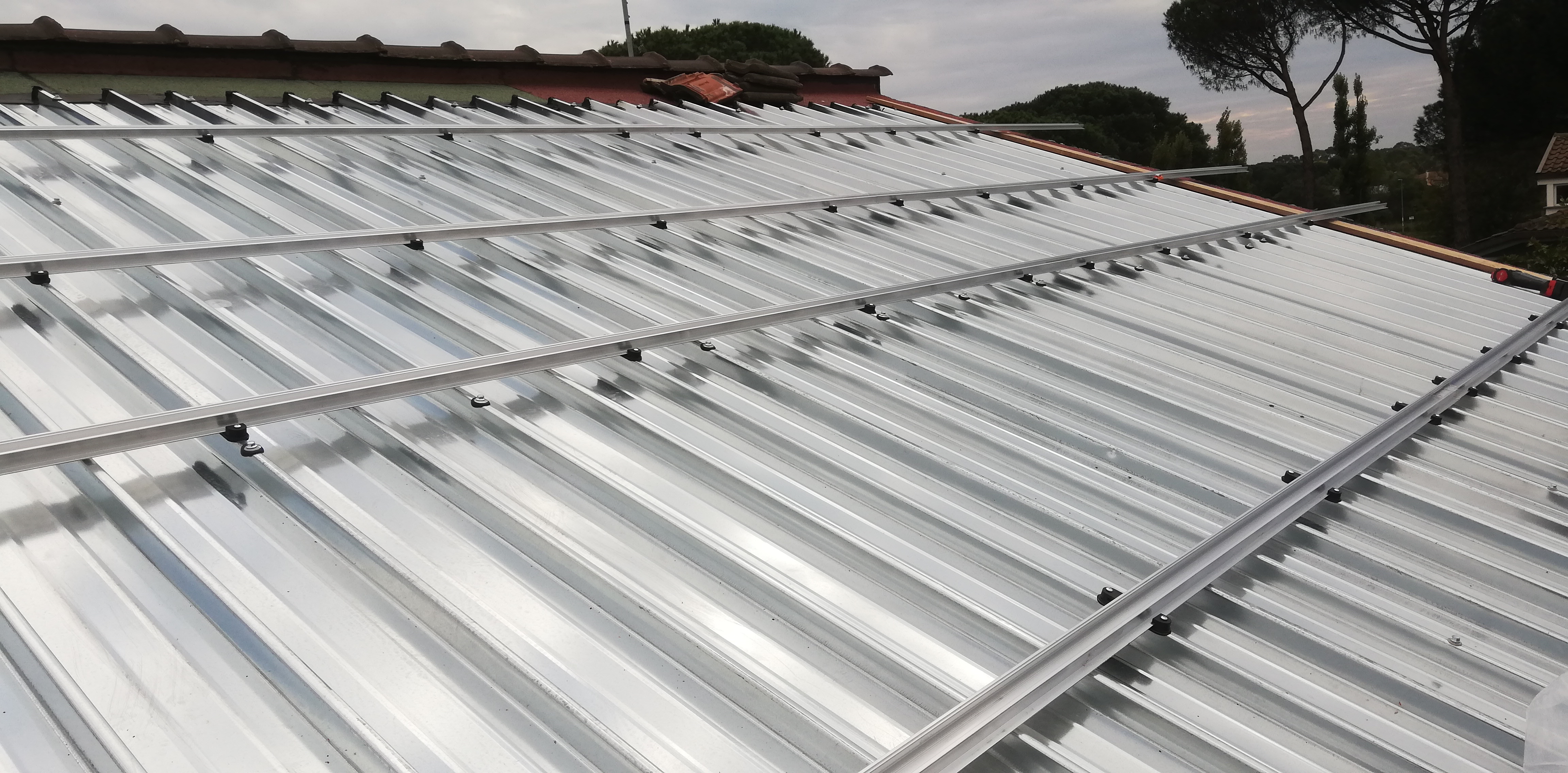 Impianto FV 8,4 Kwp, con accumulo, integrato su doppia falda realizzato da BOSS IMPIANTI TECNOLOGICI snc, a Fabrica di Roma