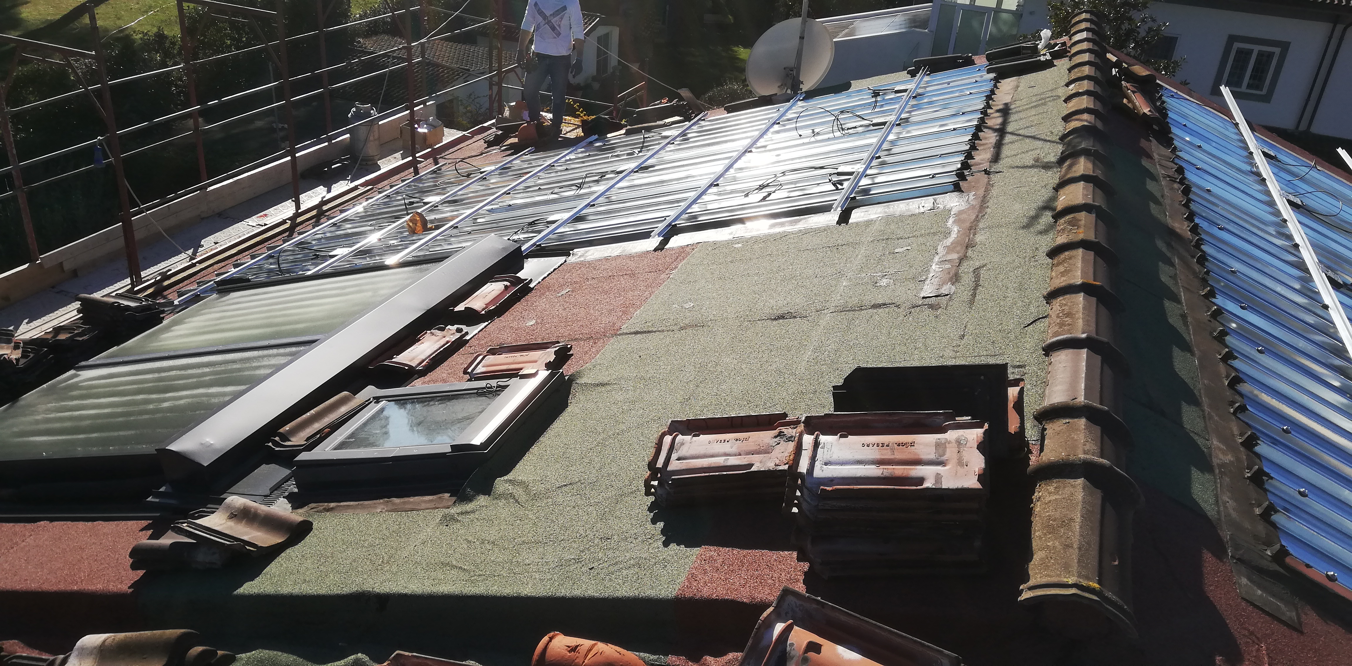 Impianto FV 8,4 Kwp, con accumulo, integrato su doppia falda realizzato da BOSS IMPIANTI TECNOLOGICI snc, a Fabrica di Roma