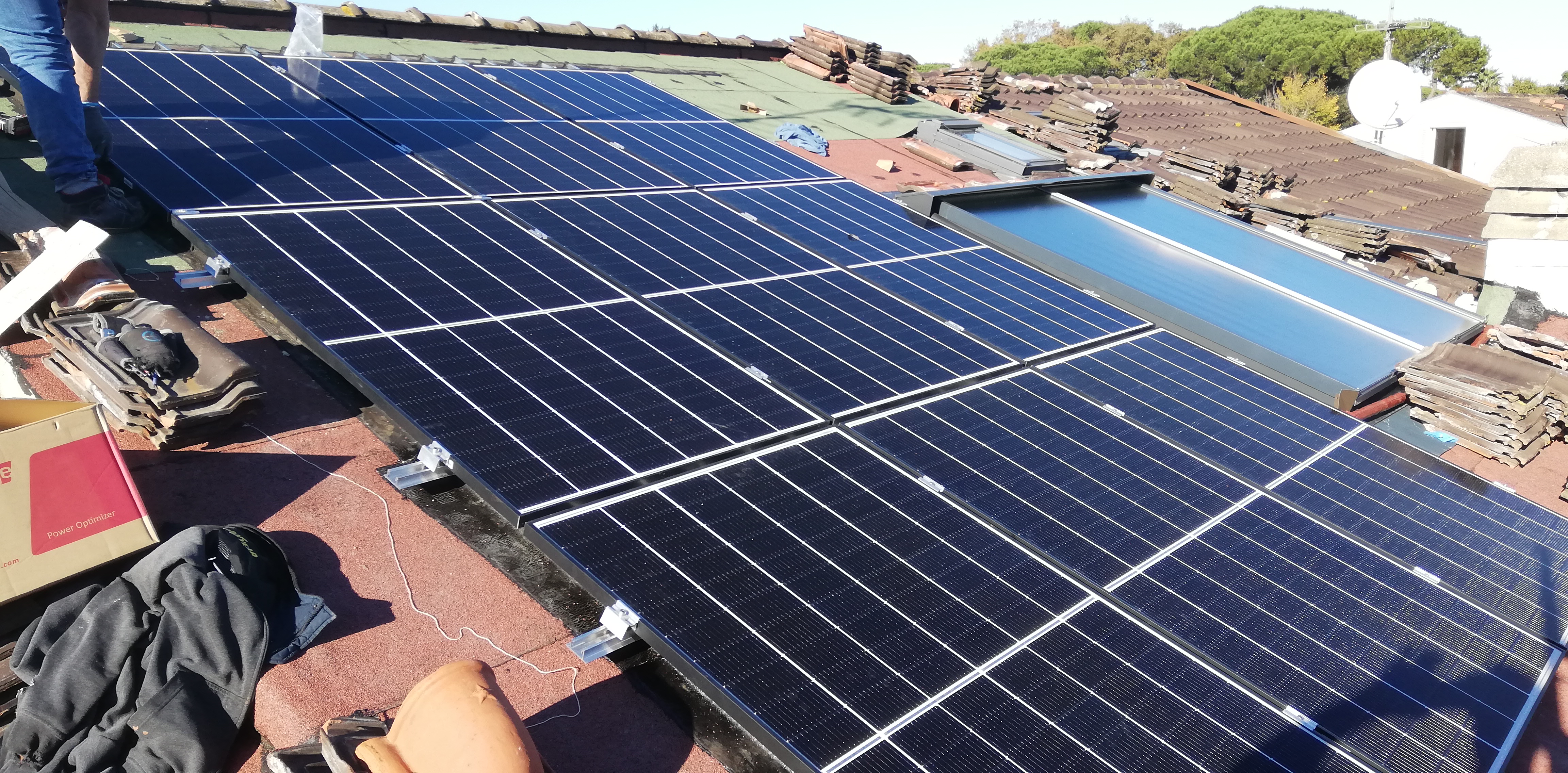 Impianto FV 8,4 Kwp, con accumulo, integrato su doppia falda realizzato da BOSS IMPIANTI TECNOLOGICI snc, a Fabrica di Roma