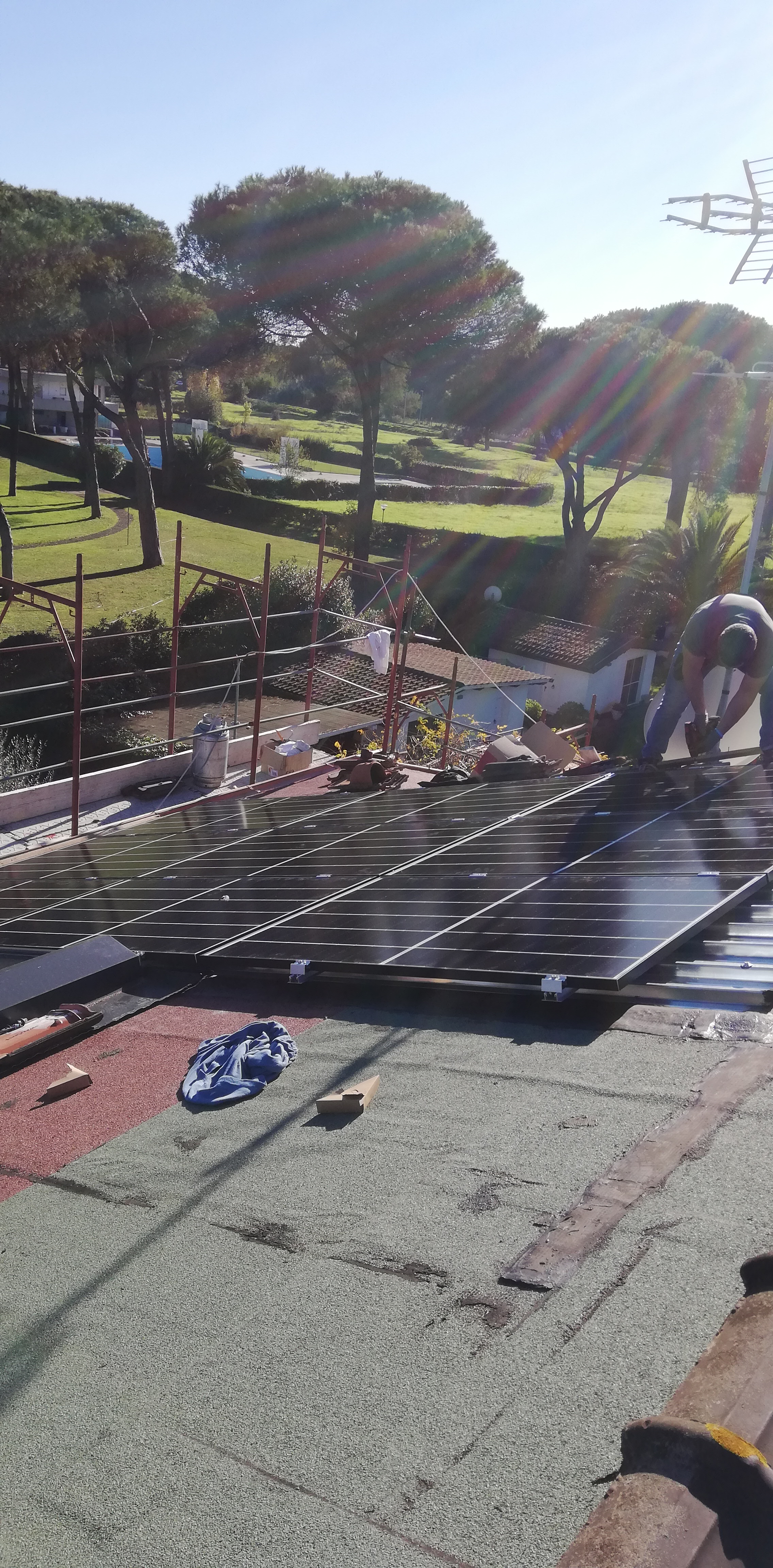 Impianto FV 8,4 Kwp, con accumulo, integrato su doppia falda realizzato da BOSS IMPIANTI TECNOLOGICI snc, a Fabrica di Roma