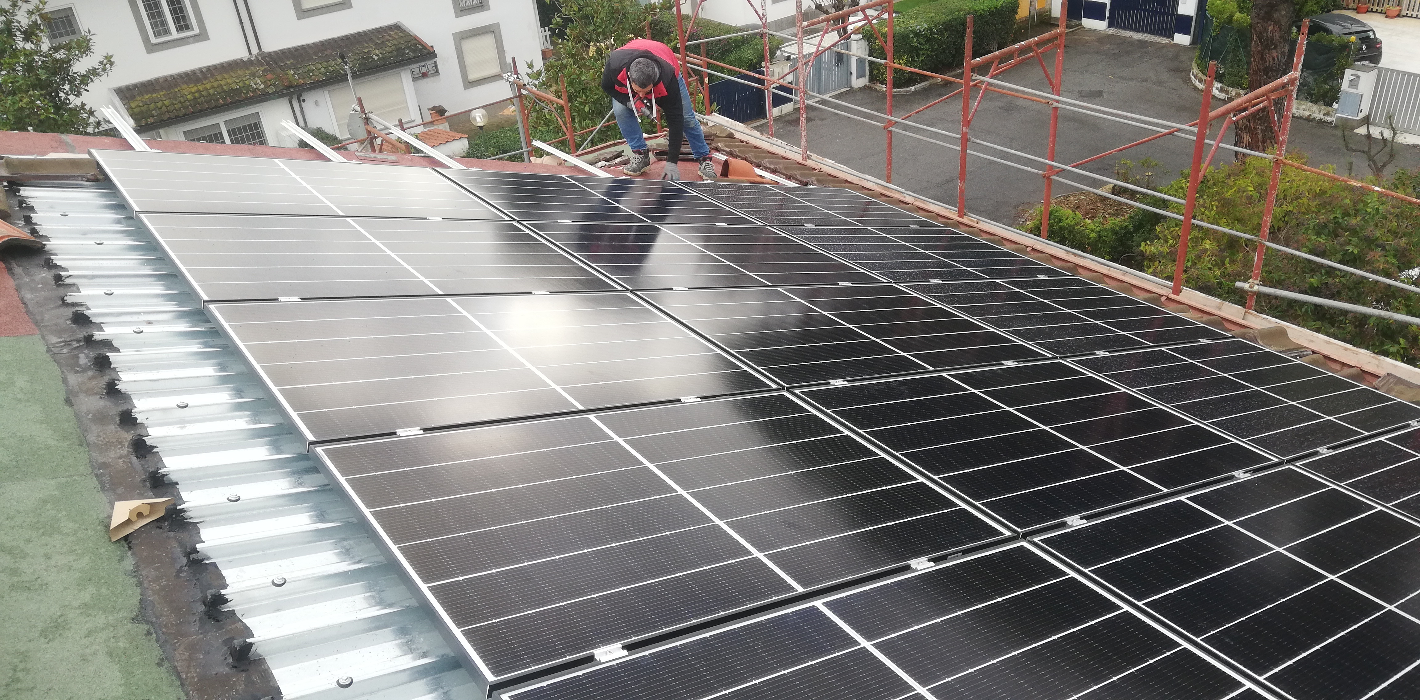 Impianto FV 8,4 Kwp, con accumulo, integrato su doppia falda realizzato da BOSS IMPIANTI TECNOLOGICI snc, a Fabrica di Roma