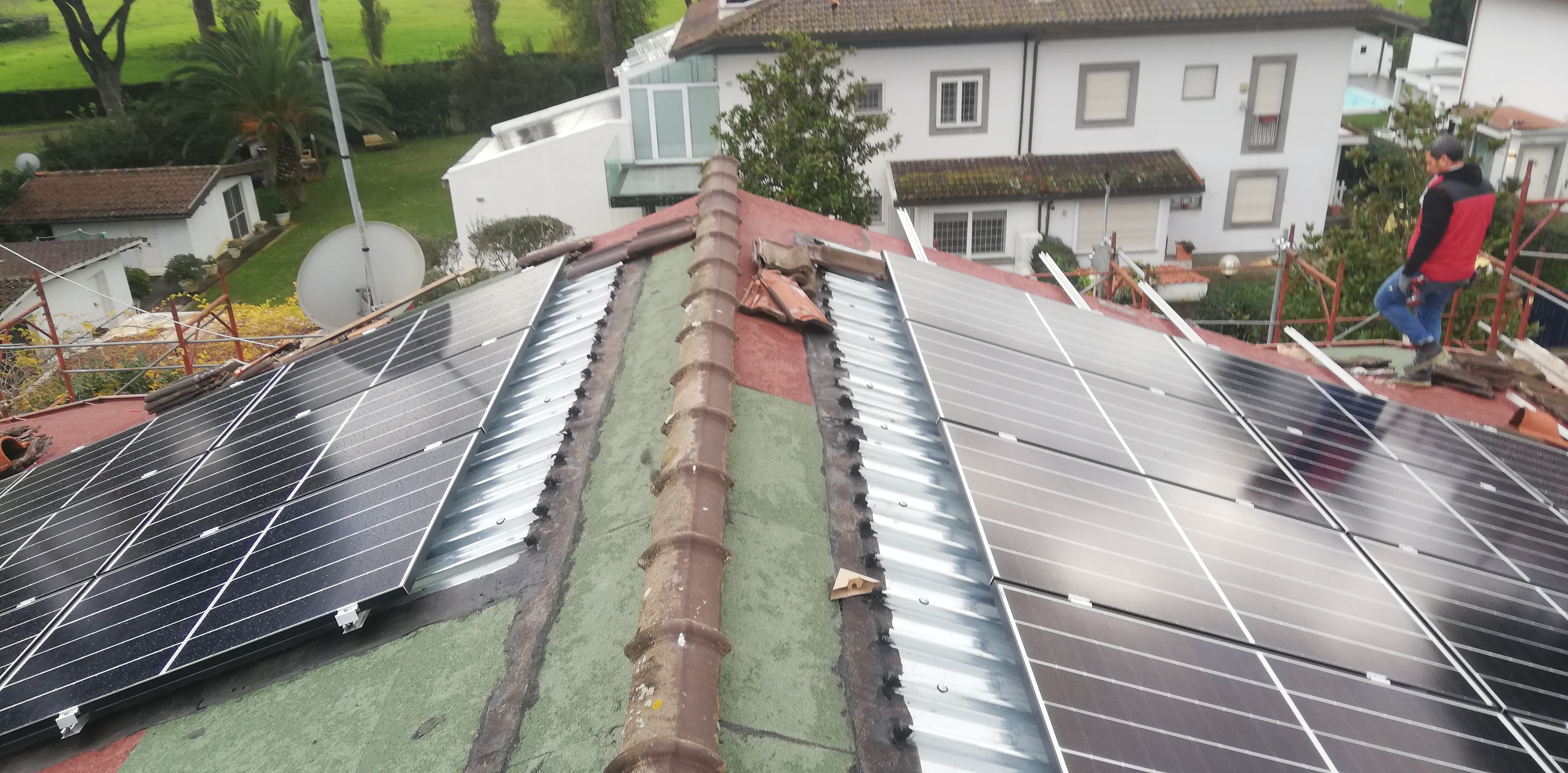 Impianto FV 8,4 Kwp, con accumulo, integrato su doppia falda realizzato da BOSS IMPIANTI TECNOLOGICI snc, a Fabrica di Roma