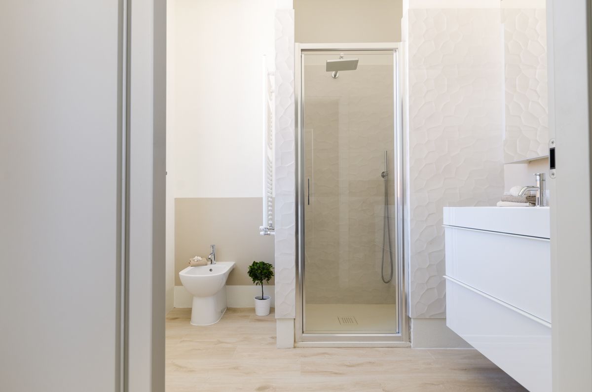 Il secondo bagno per la zona notte realizzato da Gilardi Interiors on Staging, Progettazione di interni a Melzo