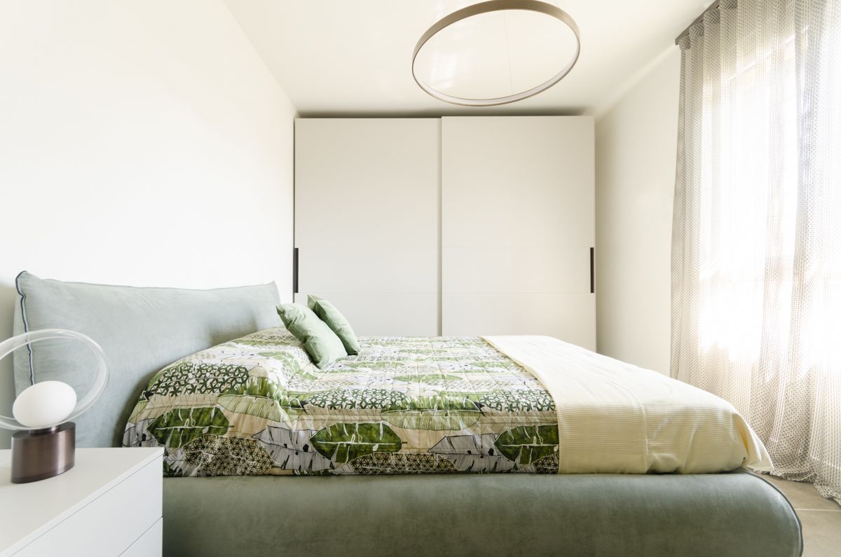Camera da letto moderna e funzionale realizzato da Gilardi Interiors on Staging, Progettazione di interni a Melzo