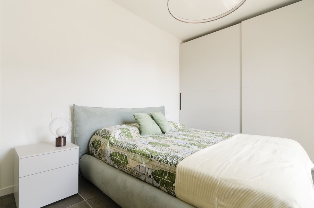 Camera da letto moderna e funzionale realizzato da Gilardi Interiors on Staging, Progettazione di interni a Melzo