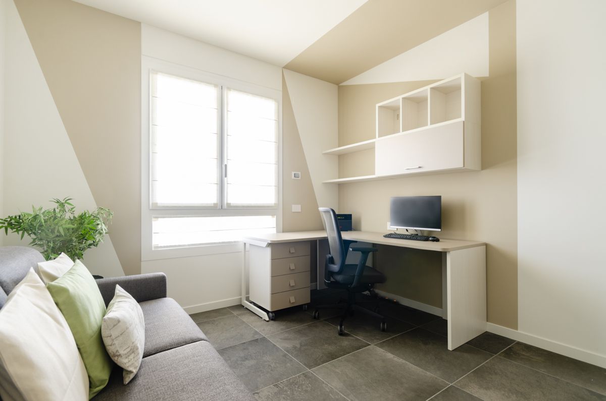 Un po' camera ospiti, un po' studio, un po' spazio per lo smart working realizzato da Gilardi Interiors on Staging, Progettazione di interni a Melzo