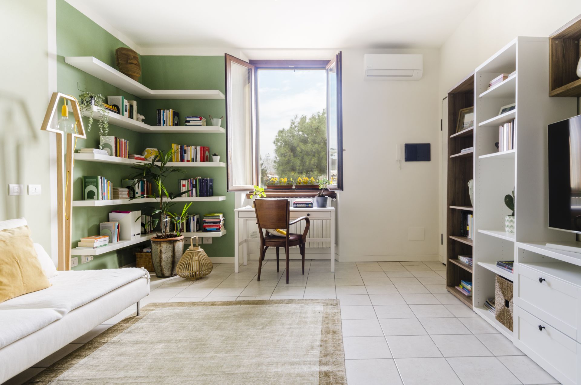 Il living: nuova gestione degli spazi e relooking realizzato da Gilardi Interiors on Staging, Progettazione di interni a Melzo