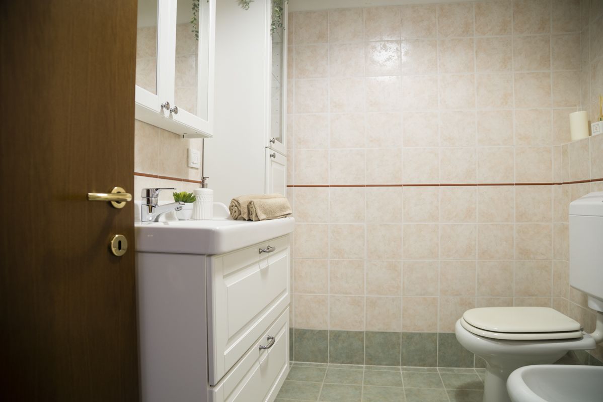 Un bagno semplice con un grande fascino! realizzato da Gilardi Interiors on Staging, Progettazione di interni a Melzo