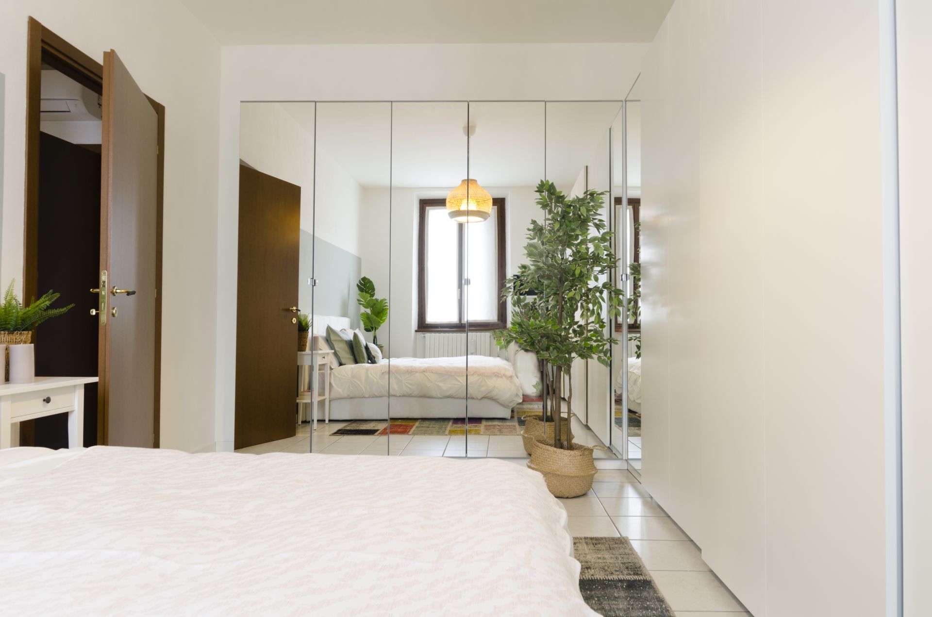 Camera da letto con tanto spazio contenitivo realizzato da Gilardi Interiors on Staging, Progettazione di interni a Melzo