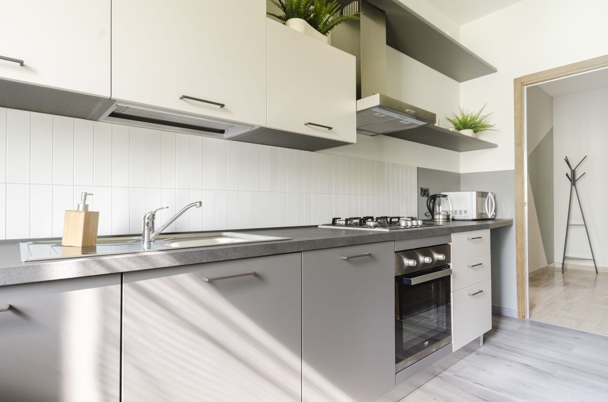 Una cucina lunga e stretta con tanto carattere realizzato da Gilardi Interiors on Staging, Progettazione di interni a Melzo