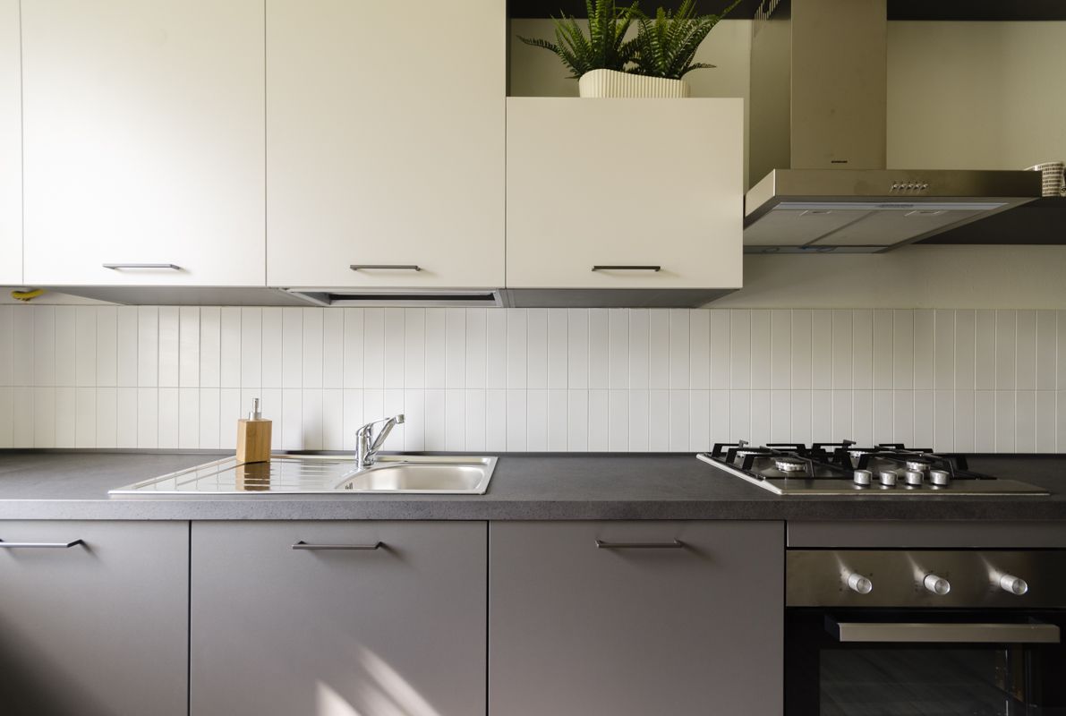 Una cucina lunga e stretta con tanto carattere realizzato da Gilardi Interiors on Staging, Progettazione di interni a Melzo