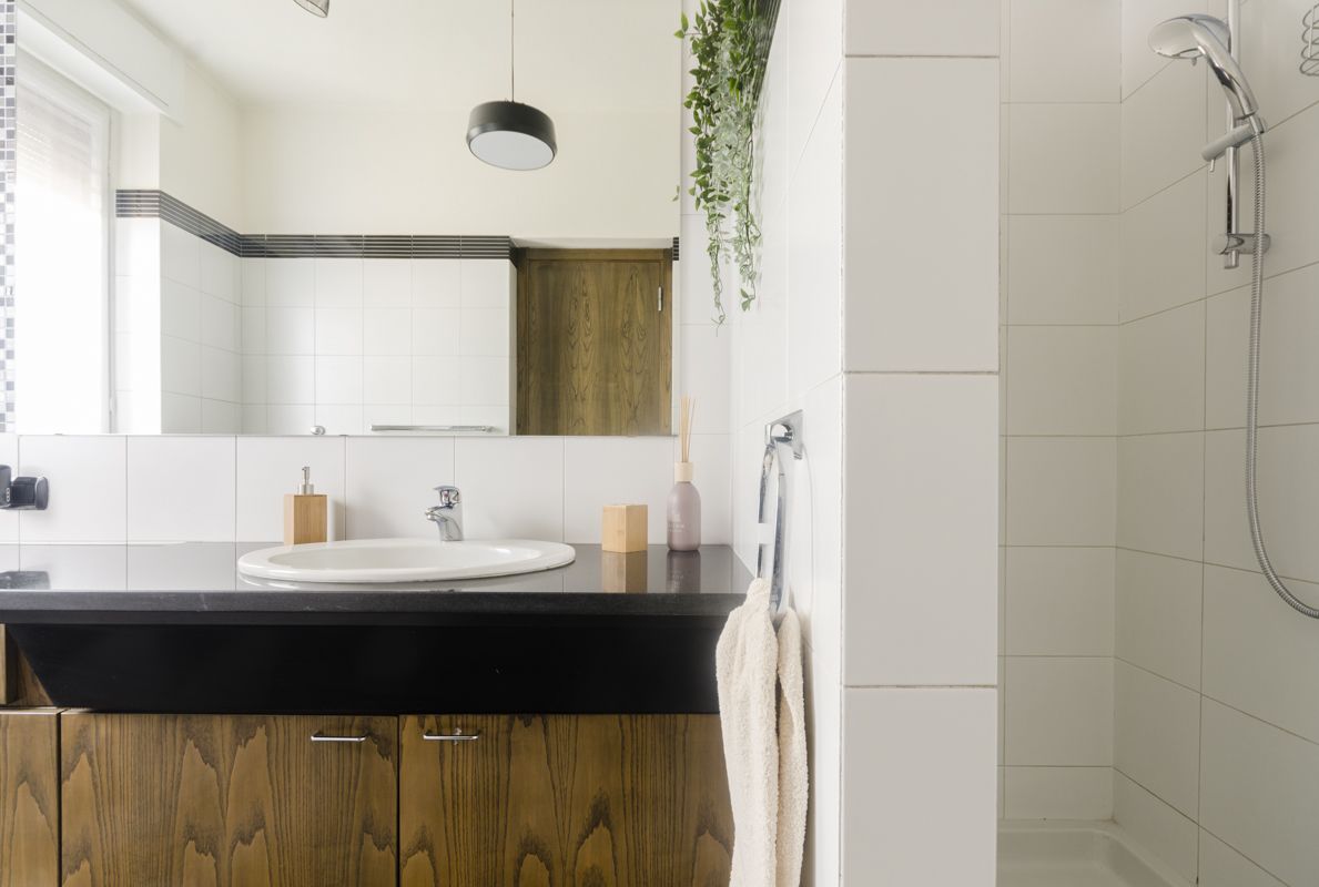 Restyling bagno low cost realizzato da Gilardi Interiors on Staging, Progettazione di interni a Melzo