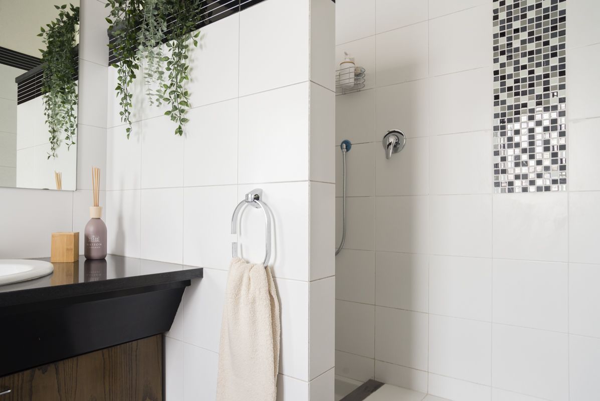 Restyling bagno low cost realizzato da Gilardi Interiors on Staging, Progettazione di interni a Melzo