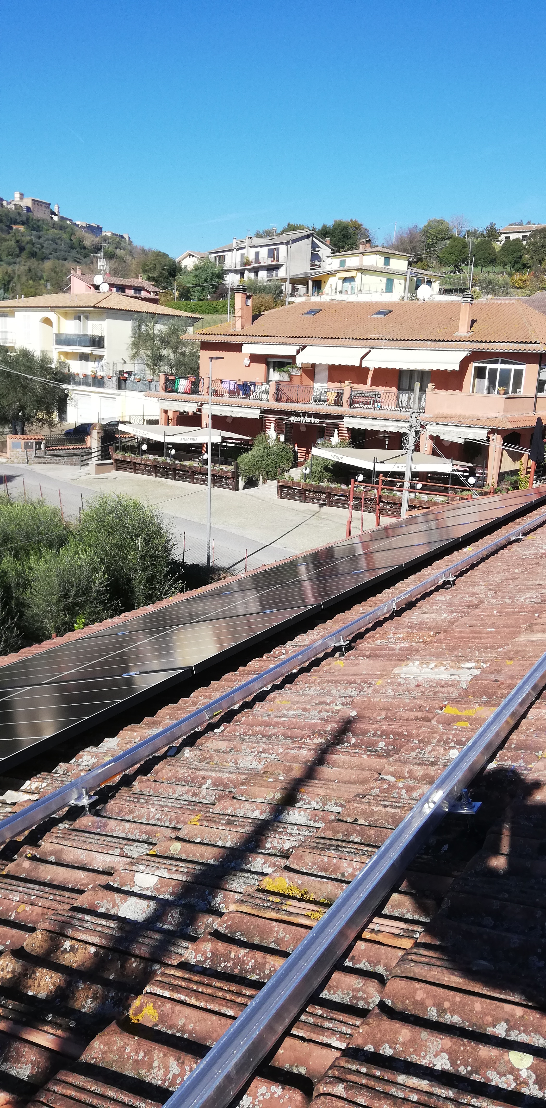 Impianto FV 6Kwp, con accumulo, integrato su doppia falda realizzato da BOSS IMPIANTI TECNOLOGICI snc, a Fabrica di Roma