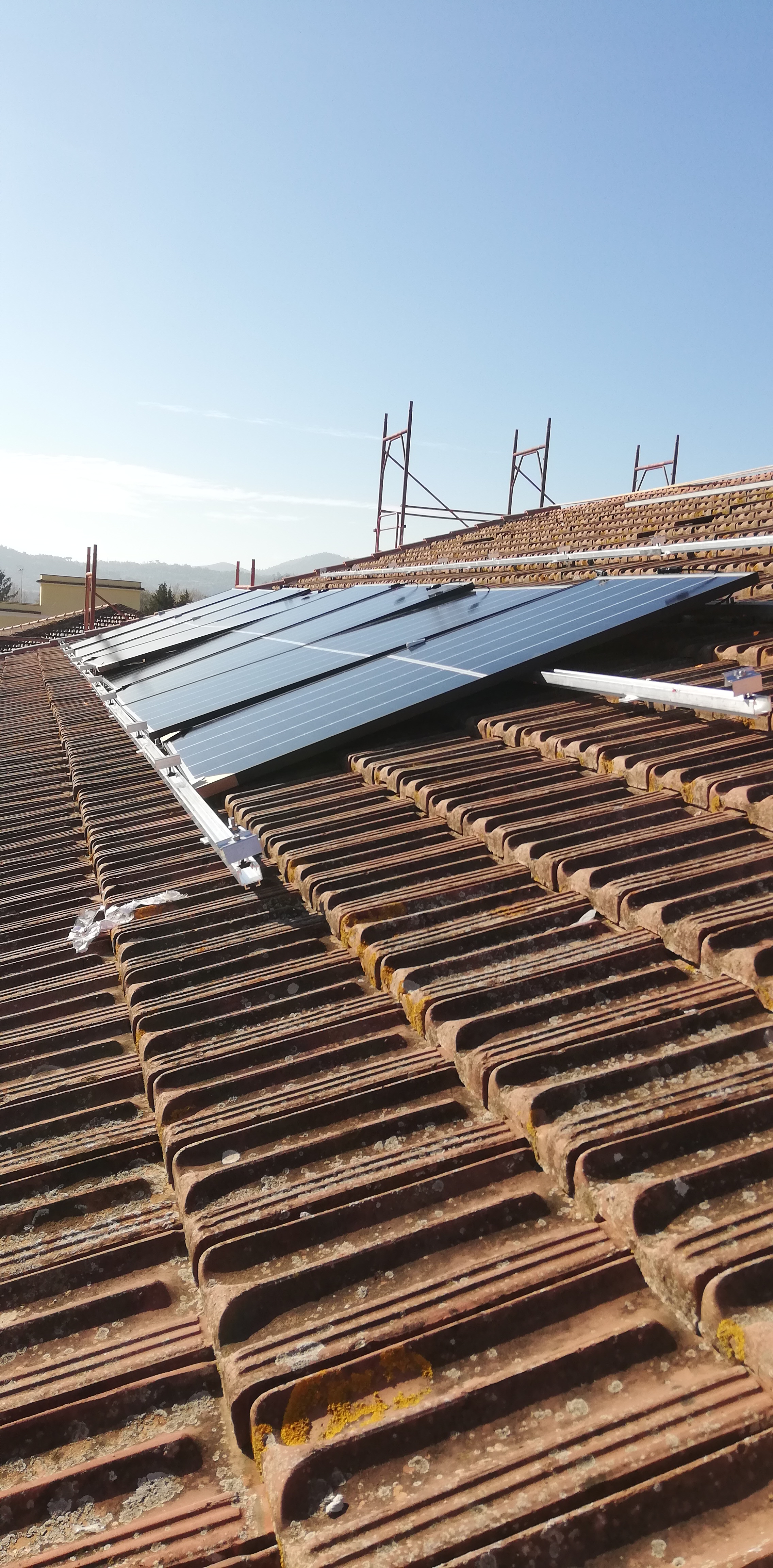 Impianto FV 6Kwp, con accumulo, integrato su doppia falda realizzato da BOSS IMPIANTI TECNOLOGICI snc, a Fabrica di Roma