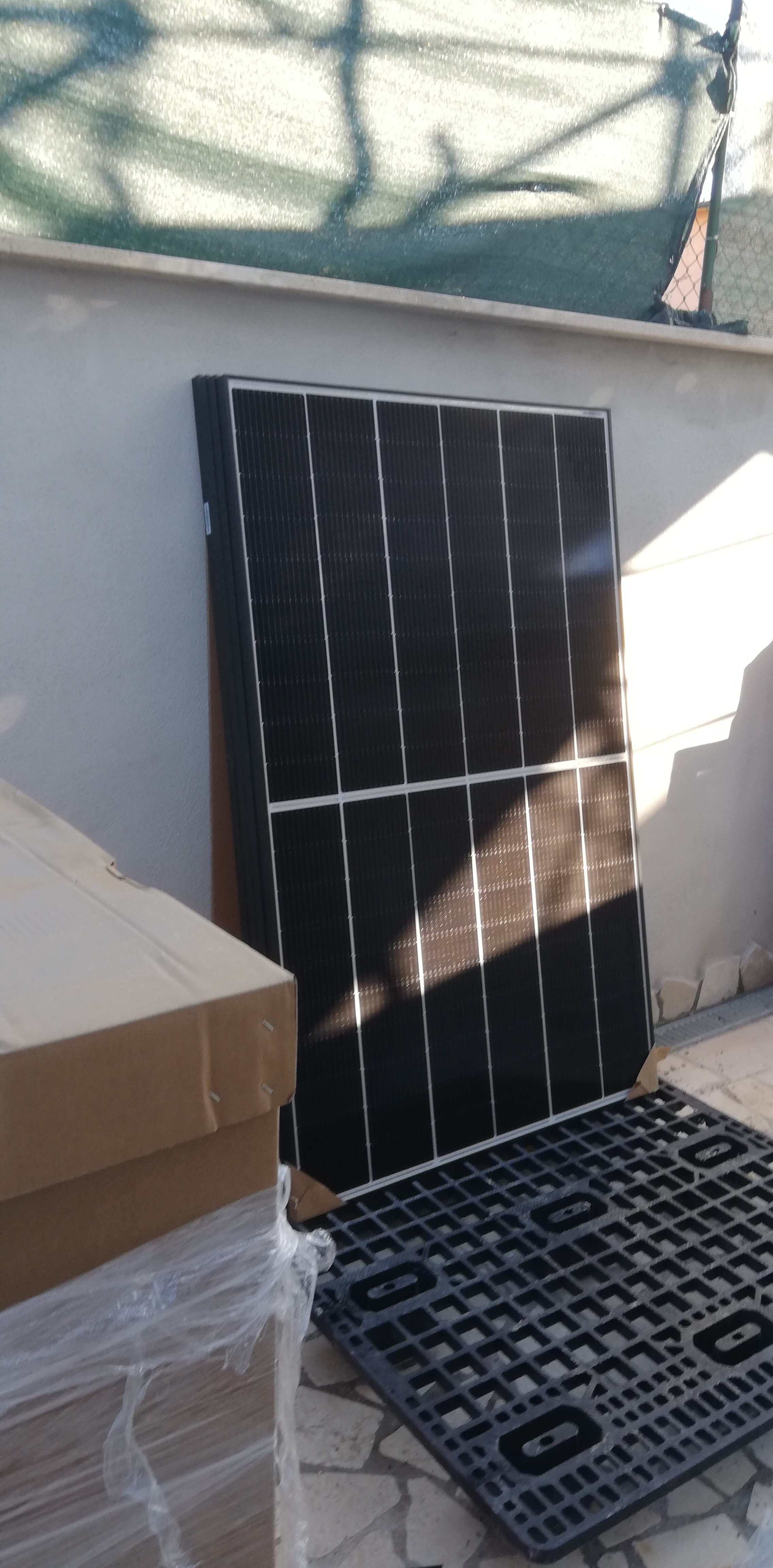 Impianto FV 6Kwp, con accumulo, integrato su doppia falda realizzato da BOSS IMPIANTI TECNOLOGICI snc, a Fabrica di Roma