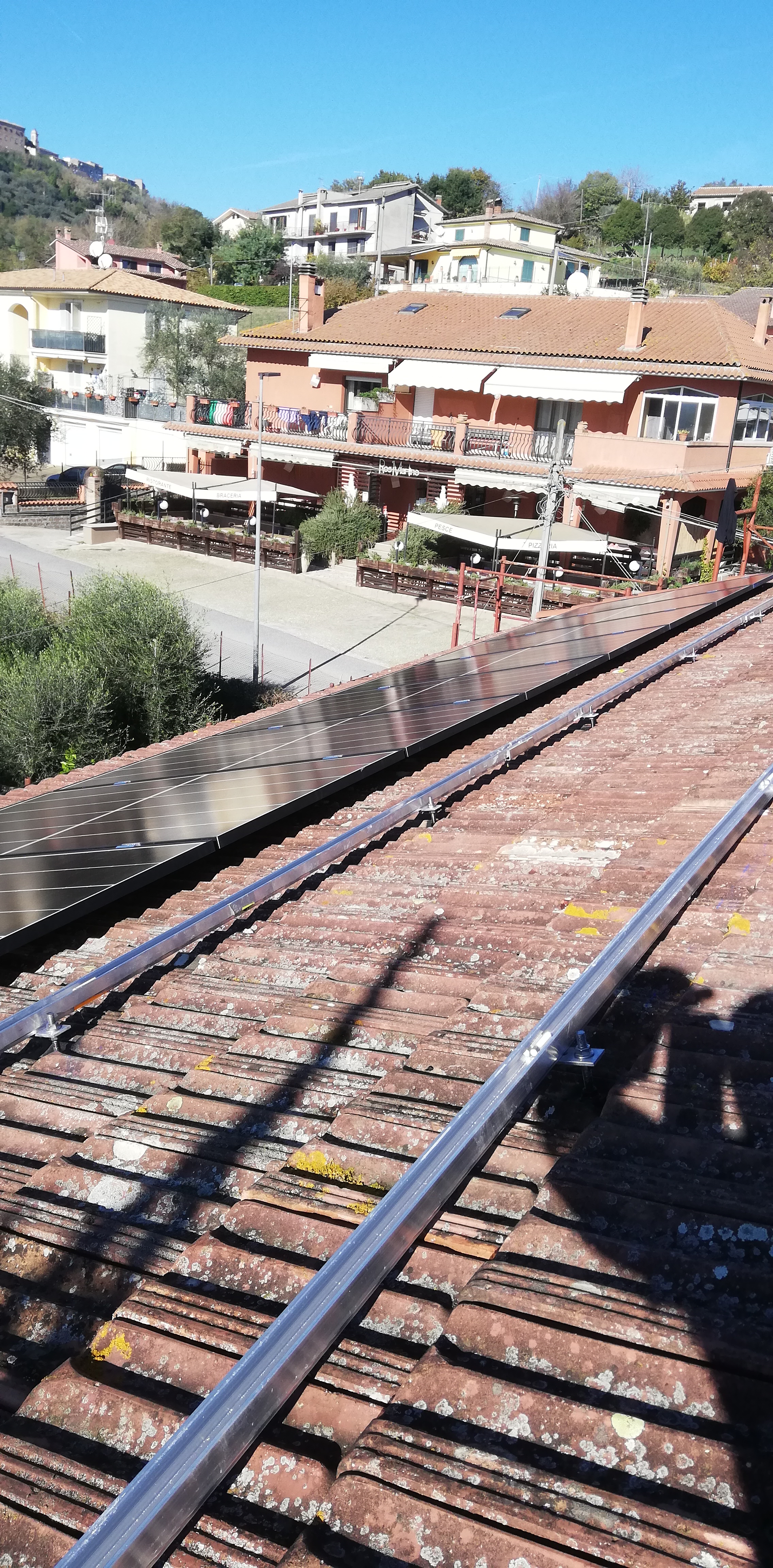 Impianto FV 6Kwp, con accumulo, integrato su doppia falda realizzato da BOSS IMPIANTI TECNOLOGICI snc, a Fabrica di Roma