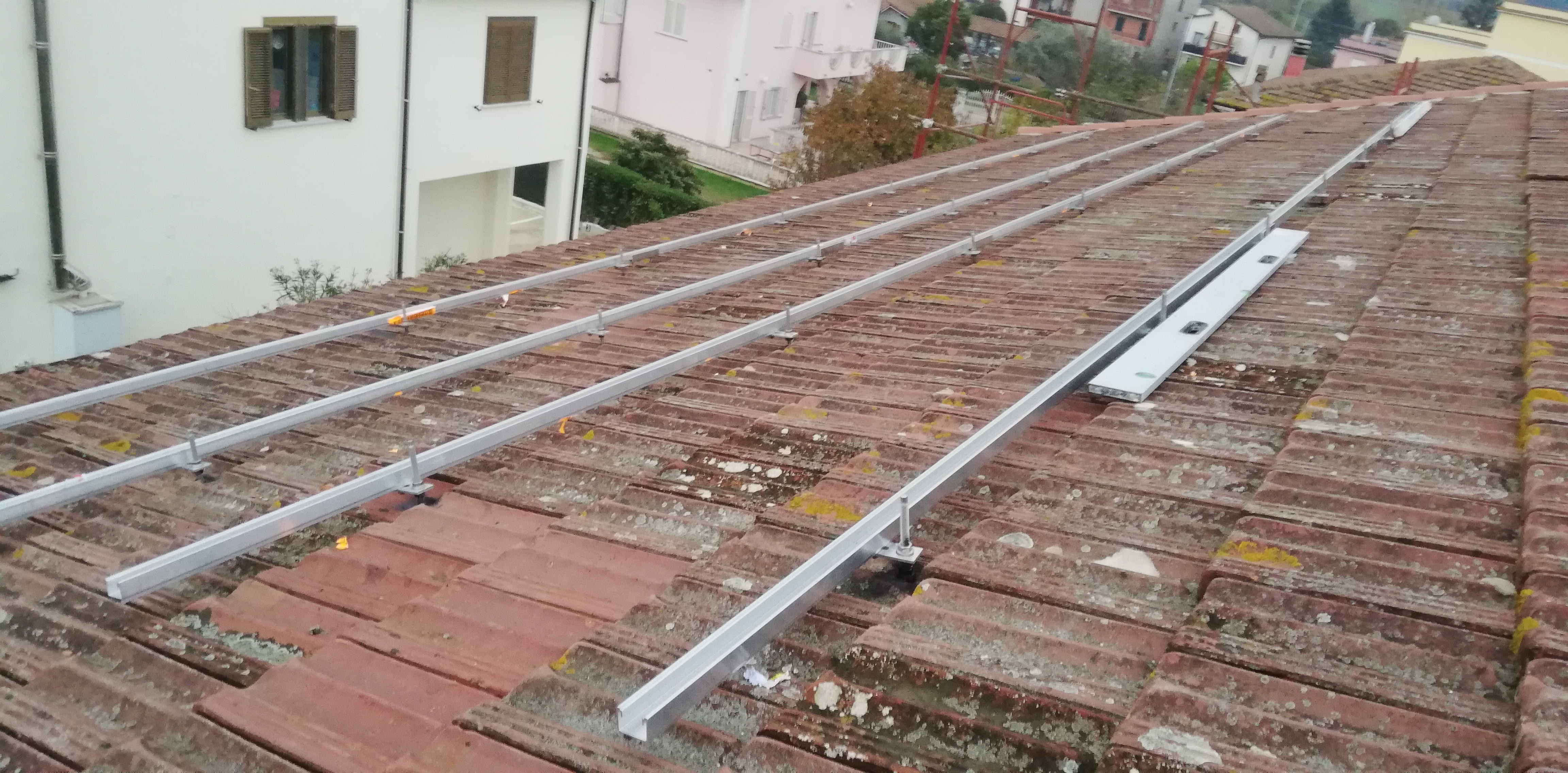 Impianto FV 6Kwp, con accumulo, integrato su doppia falda realizzato da BOSS IMPIANTI TECNOLOGICI snc, a Fabrica di Roma