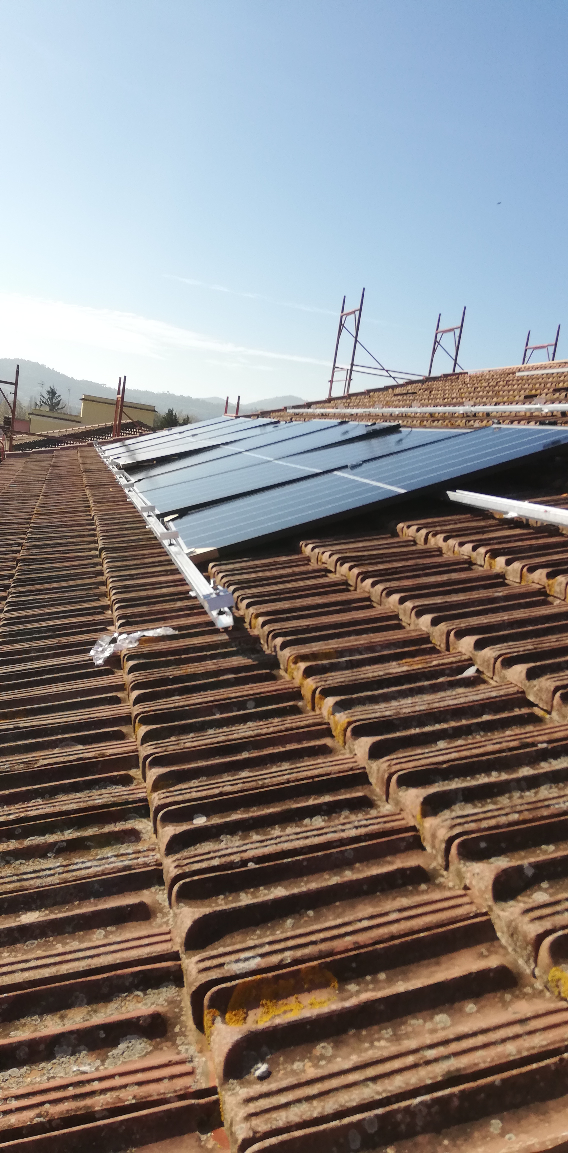 Impianto FV 6Kwp, con accumulo, integrato su doppia falda realizzato da BOSS IMPIANTI TECNOLOGICI snc, a Fabrica di Roma