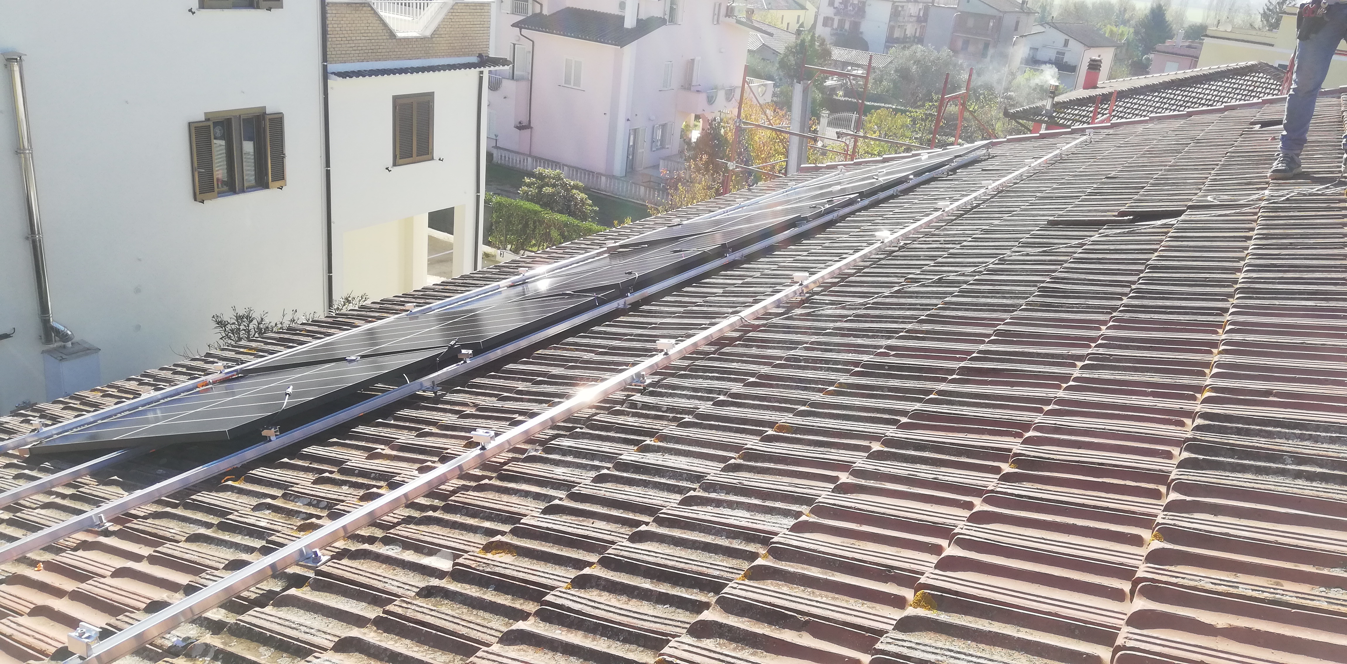 Impianto FV 6Kwp, con accumulo, integrato su doppia falda realizzato da BOSS IMPIANTI TECNOLOGICI snc, a Fabrica di Roma