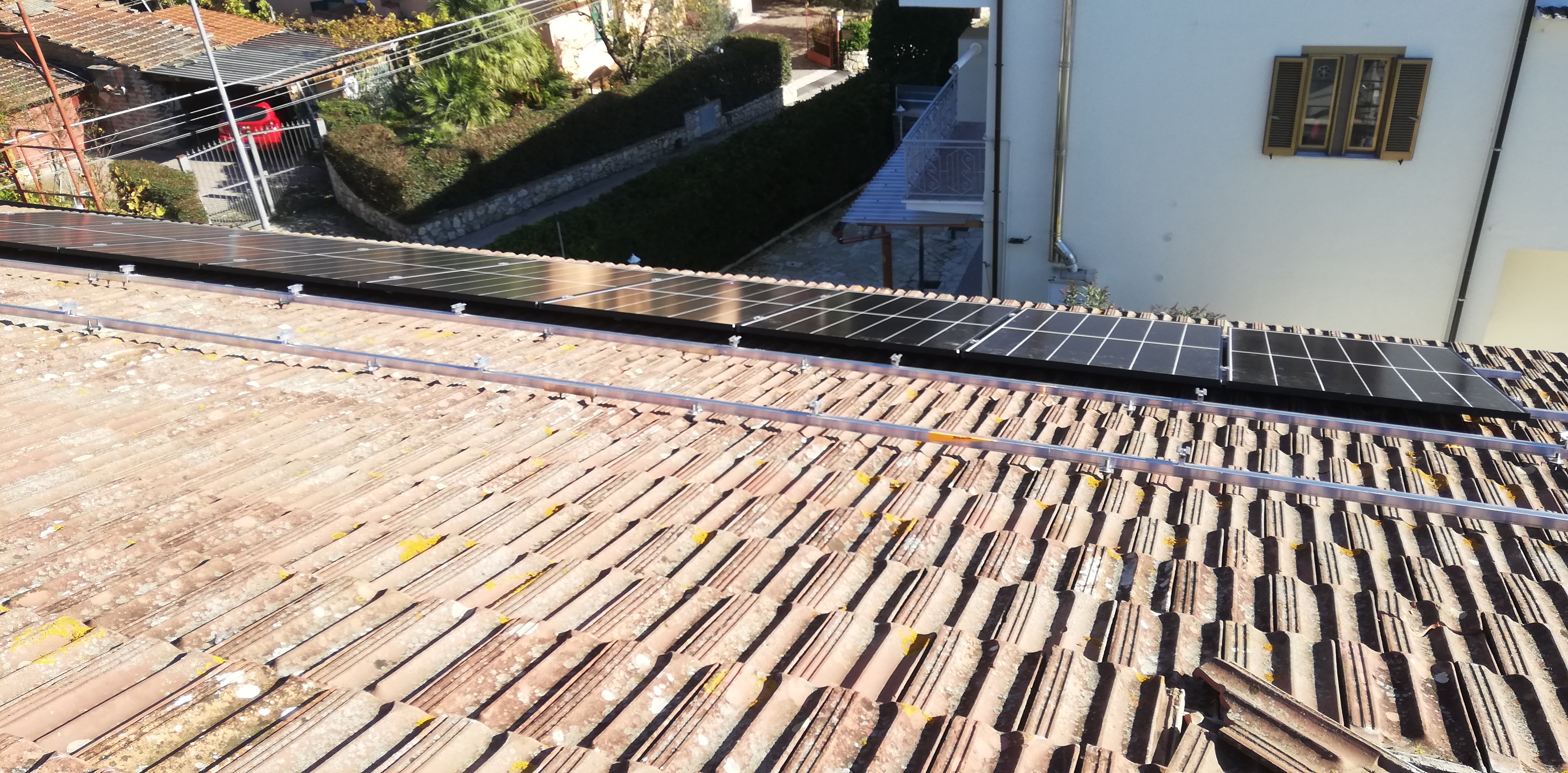 Impianto FV 6Kwp, con accumulo, integrato su doppia falda realizzato da BOSS IMPIANTI TECNOLOGICI snc, a Fabrica di Roma