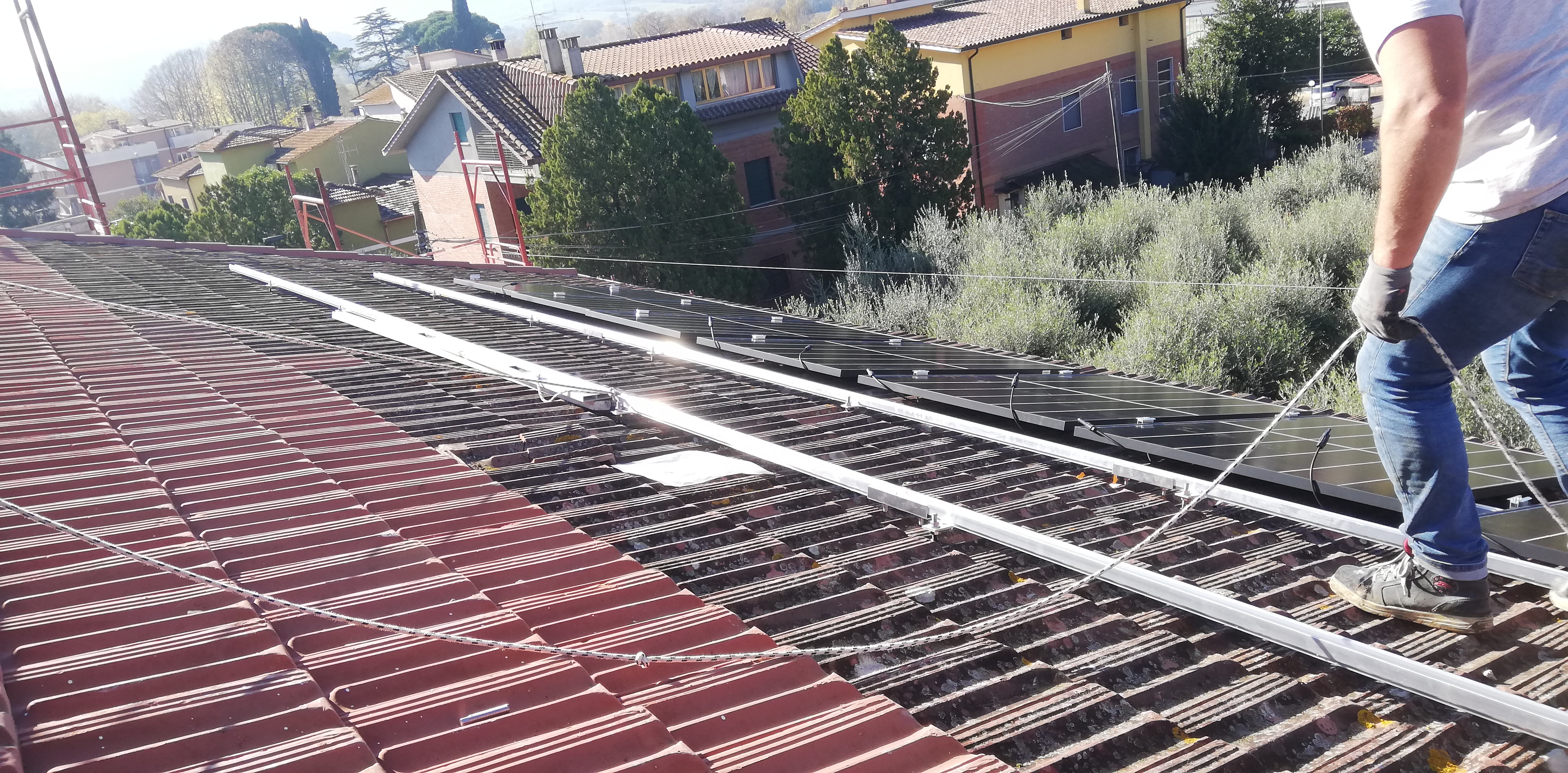 Impianto FV 6Kwp, con accumulo, integrato su doppia falda realizzato da BOSS IMPIANTI TECNOLOGICI snc, a Fabrica di Roma