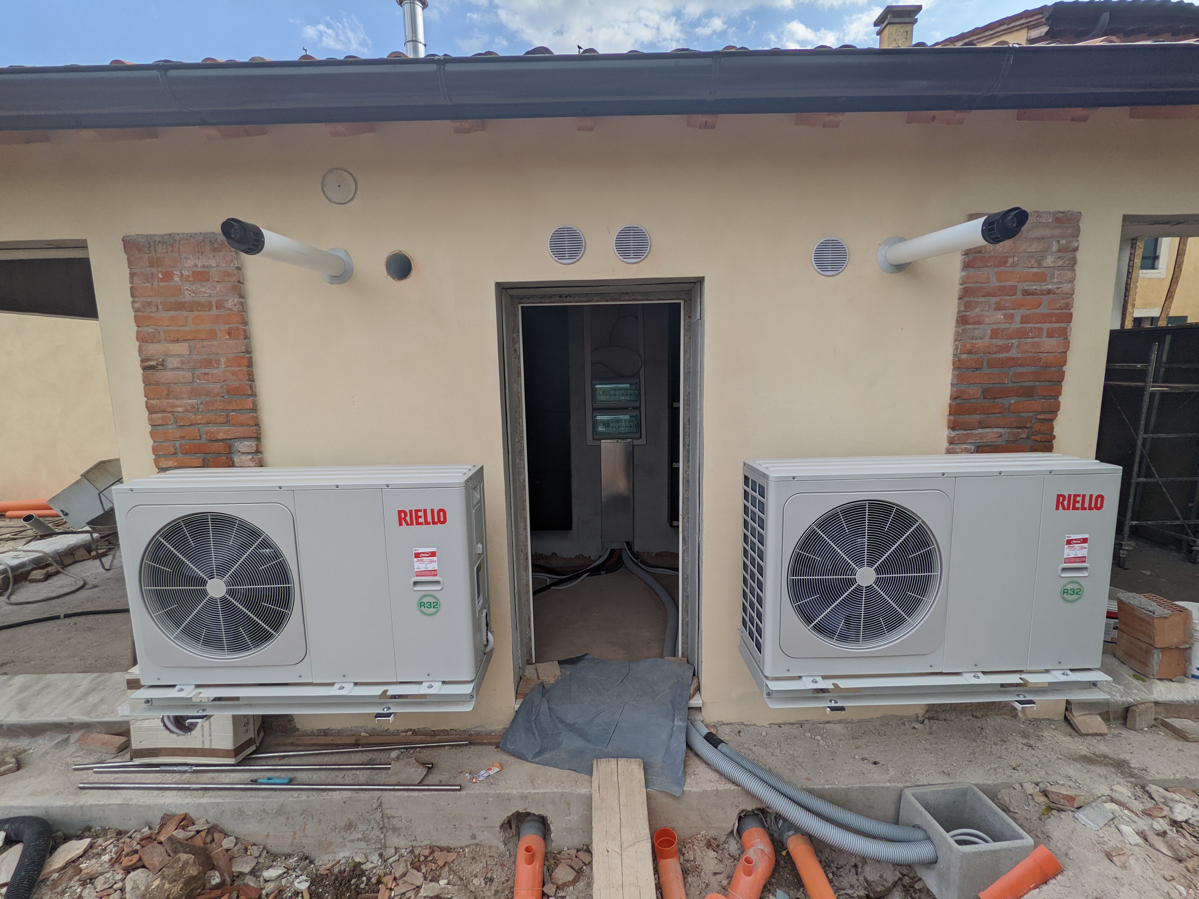 Riqualificazione energetica Caldaia ibrida con pompa di calore e fotovoltaico con accumulo.